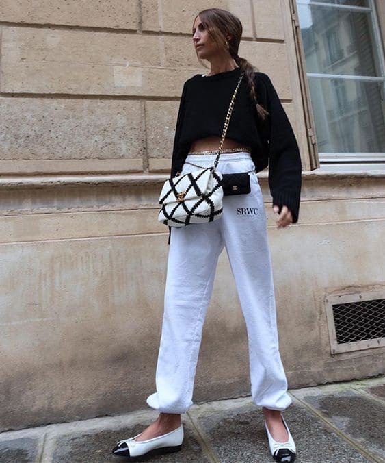 look-com-calca-de-moletom-e-sapatilha Balletcore: leveza, história e elegância para vestir