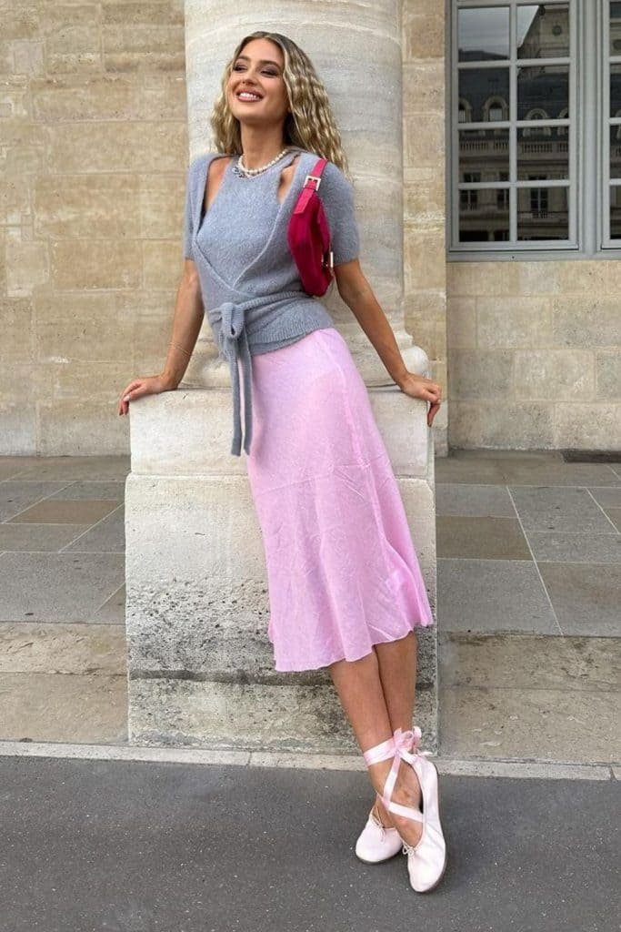 look-com-saia-rosa-e-sapatilha-de-bailarina-683x1024-1 Balletcore: leveza, história e elegância para vestir